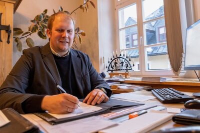 Oberwiesenthal holt sich bei Suche nach Tourismuschef Hilfe - Oberwiesenthals Bürgermeister Jens Benedict hofft, dass nun endlich ein neuer Tourismusleiter für die Stadt gefunden wird.