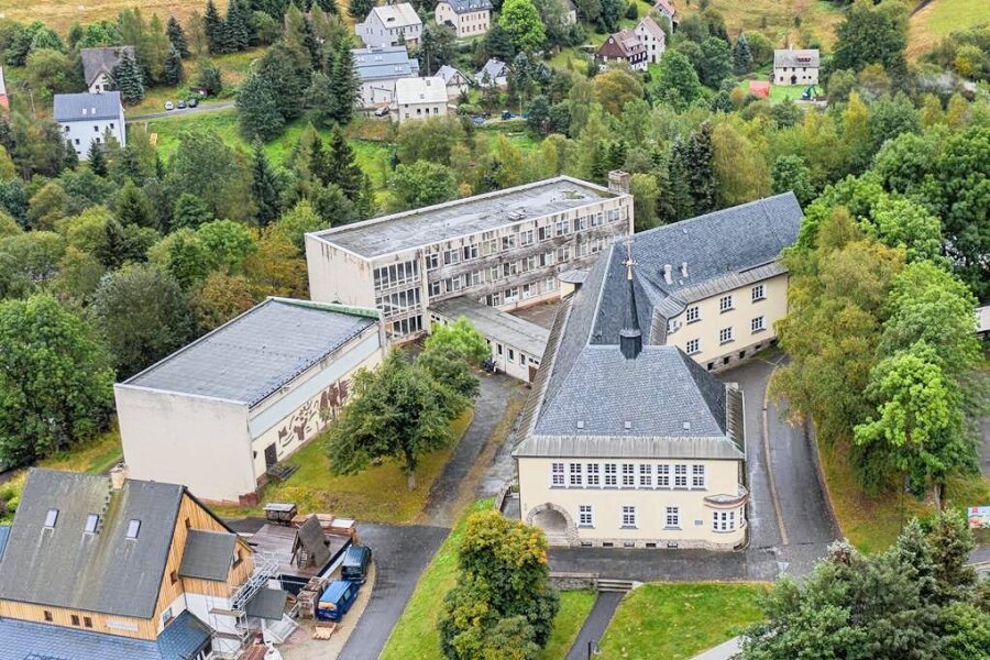 Oberwiesenthal: Stadtrat entscheidet über Zukunft von früherer Schule - Der frühere Schulkomplex liegt in der Nähe des Markts von Oberwiesenthal.