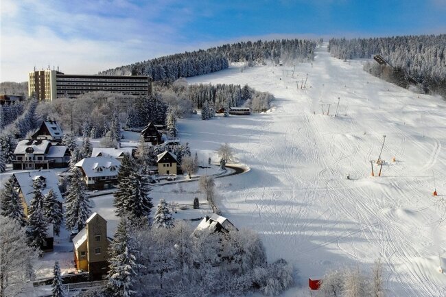 Ein Wintertraum: So präsentierte sich Oberwiesenthal am Mittwoch. Der Haupthang - hier im Bild - soll bis zum Wochenende nun auch fertig präpariert sein.