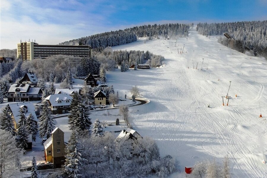 Oberwiesenthal startet in Skisaison: Wie Deutschlands höchstgelegene Stadt aus der Winterstarre erwacht - Ein Wintertraum: So präsentierte sich Oberwiesenthal am Mittwoch. Der Haupthang - hier im Bild - soll bis zum Wochenende nun auch fertig präpariert sein.