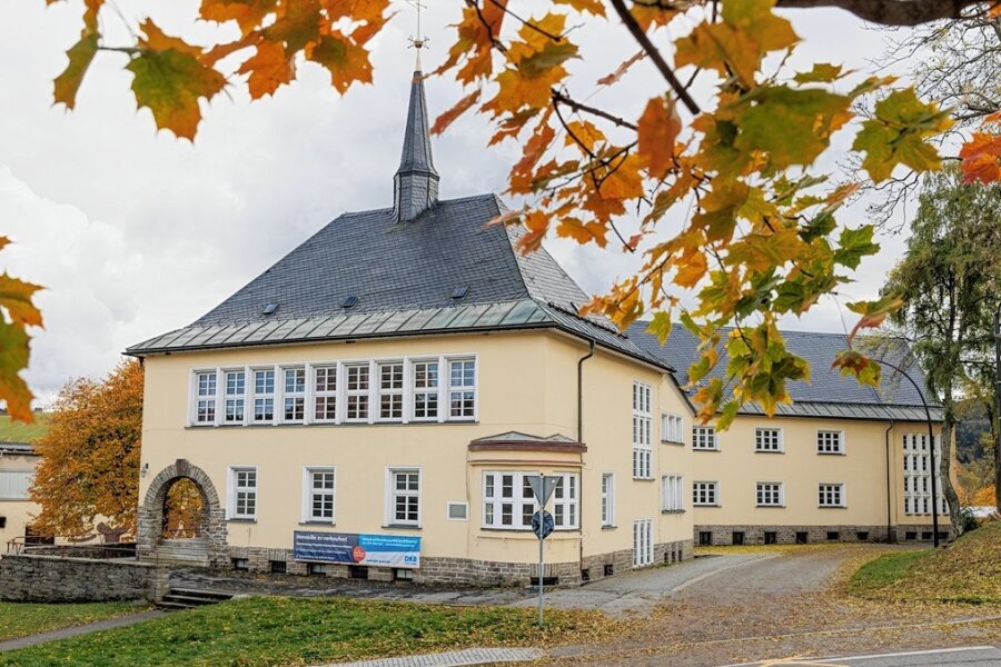 Oberwiesenthal will sparen - aber auf keinen Fall am Schnee - Die Stadt Oberwiesenthal versucht, das Schulgebäude zu verkaufen. Obwohl es leer steht, ist es aktuell nach wie vor der größte Gasverbraucher der Kommune. 