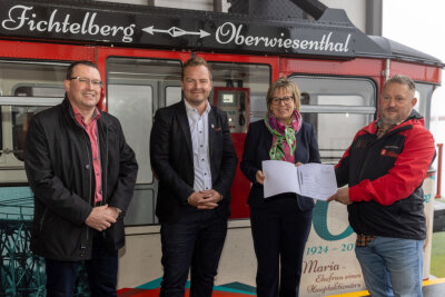 Oberwiesenthaler erhalten Starthilfe für neue Wintersaison am Fichtelberg - Sachsens Tourismusministerin Barbara Klepsch hat am Mittwochvormittag auf dem Fichtelberg in Oberwiesenthal einen Förderbescheid in Höhe von 202.000 EUR an René Lötzsch (r.) als Geschäftsführer der Fichtelberg Schwebebahn GmbH überreicht. 