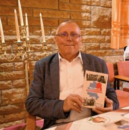 Oberwiesenthaler legt Autobiografie vor - Im Café König stellte Siegfried Kuhnt sein Buch "Mein Leben als Nachkriegskind" vor. 