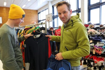 Oberwiesenthaler Skiflohmarkt: Erzgebirger ergattern Spitzen-Ausrüstung zum kleinen Preis - Markus Koloff und Sohn Niklas drehten am Samstag eine Runde durch die Skibörse.