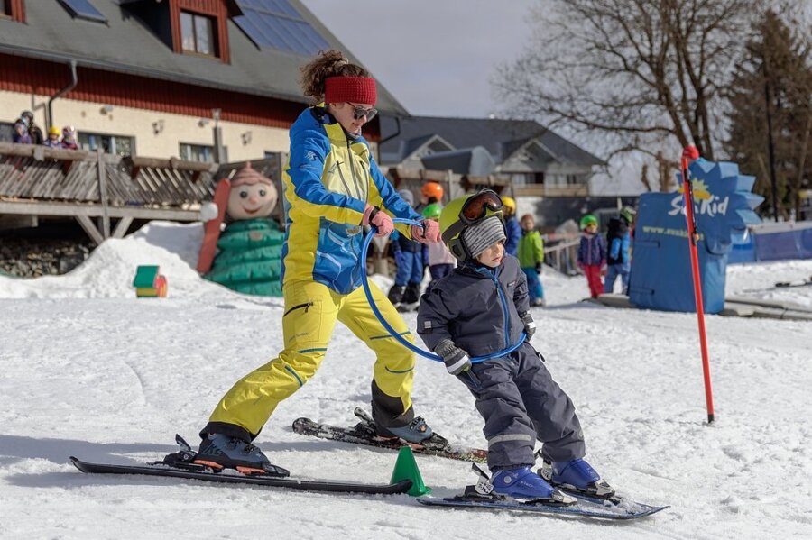 Oberwiesenthaler Skischulteam hofft auf Schnee bis Ende März - Bis zu 40 Schneesport-Lehrerinnen und Schneesport-Lehrer kümmern sich in der Vereinigten Skischule Oberwiesenthal um kleine und große Schüler. Hier hilft Skilehrerin Paula Süß bei der Abfahrt. 