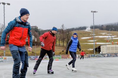 Oberwiesenthals ungewöhnliche Wintermischung - War eigentlich so nicht geplant: Martin Franke, Andreas Raubach und Daniela Raubach (v. l.) nutzen jedes Wintersportangebot, auch wenn sie am Montag lieber auf Skiern gestanden hätten. 