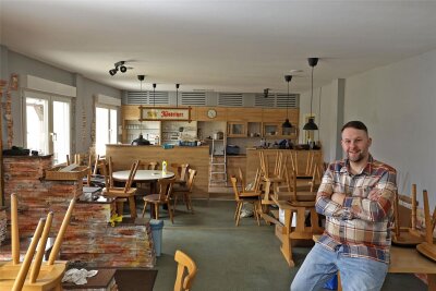 „Obst- und Gartenbau“ in Meerane: Warum der neue Gaststättenbetreiber auf deutsche Küche setzt - Andy Kaiser sitzt im Gastraum. Hier soll am 9. März mit einem Frühschoppen die Wiedereröffnung gefeiert werden.