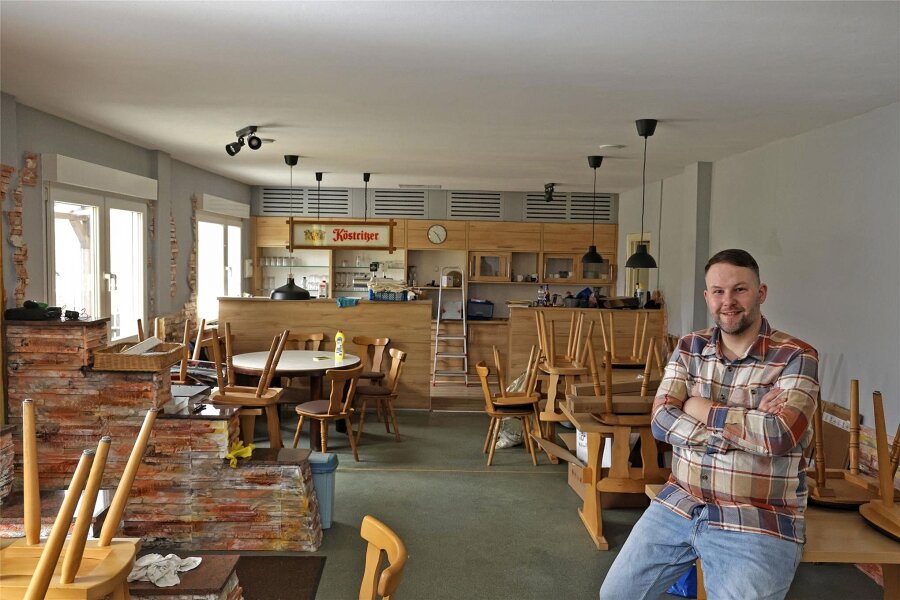 „Obst- und Gartenbau“ in Meerane: Warum der neue Gaststättenbetreiber auf deutsche Küche setzt - Andy Kaiser sitzt im Gastraum. Hier soll am 9. März mit einem Frühschoppen die Wiedereröffnung gefeiert werden.