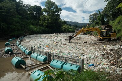 Ocean Cleanup fischt Plastikmüll aus dem Wasser - Die Organisation The Ocean Cleanup holt Müll aus dem Fluss Las Vacas in Guatemala.