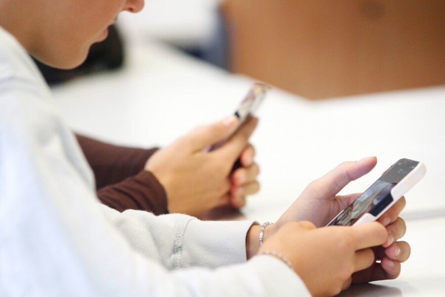 OECD rät zu verantwortungsbewusster Nutzung von Handys - Der Textroboter ChatGPT ist längst im Lernalltag der Schüler angekommen.