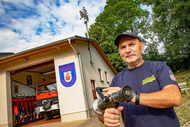 Oederan bekommt kein Geld für neue Sirenen - Eine Sirene des modernen Standards gibt es im Oederaner Ortsteil Börnichen am Feuerwehrgerätehaus. Wie der Wehrleiter der Freiwilligen Feuerwehr Börnichen, Steffen Irmscher, erklärte, ist der Ton der Anlage deutlicher zu vernehmen als bei der alten Anlage. Die neue Sirene wurde 2020 installiert und kostete 9250 Euro. 