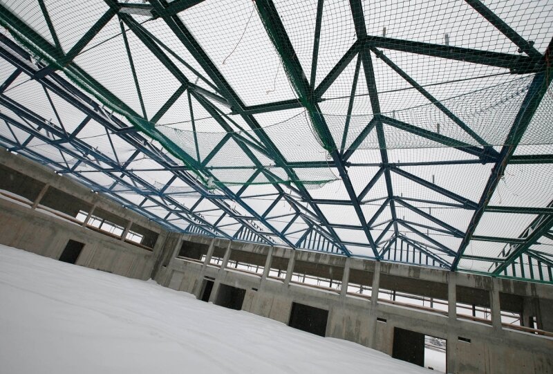 Oederan droht Millionenverlust: Rohbau versinkt im Schnee - Das offene Sheddach macht den Beginn des Innenausbaus der Drei-Felder-Sporthalle in Oederan unmöglich.