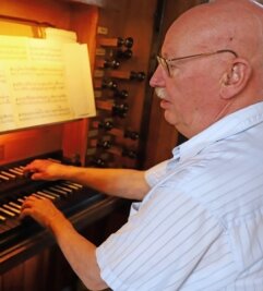Oederan eröffnet Orgelsommer - Organist Rüdiger Bloch an der Silbermann-Orgel der Stadtkirche Oederan. 