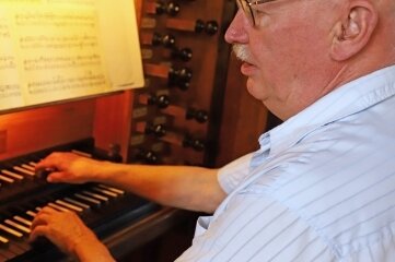 Oederan eröffnet Orgelsommer - Organist Rüdiger Bloch an der Silbermann-Orgel der Stadtkirche Oederan. 