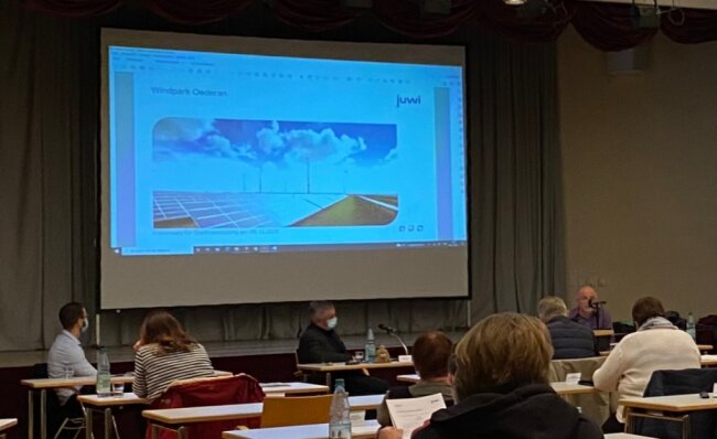 Mit einer Präsentation wurde am Donnerstag im Rahmen eines Sonderstadtrates in Oederan das Windkraftprojekt auf dem Ranis vorgestellt. Das Vorhaben stößt auf breite Ablehnung.