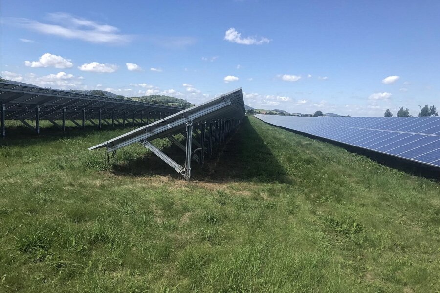 Oederan: Nächster Schritt zu Solarpark in Memmendorf - Beispiel für eine Fotovoltaikanlage von Enerlogo. Die Modultische sollen in Memmendorf weiter auseinander stehen.