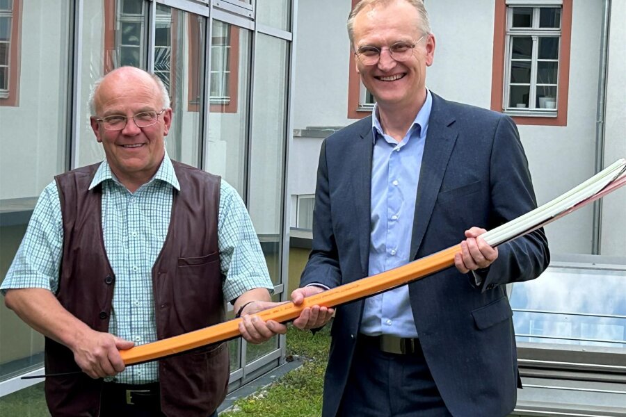 Oederan schließt Glasfaser-Ausbau ab: Schnelles Internet für fast 4000 Haushalte - Lothar Hofmeister vom Oederaner Bauamt (links) übergab symbolisch das Glasfasernetz an Roland Warner von Eins Energie.
