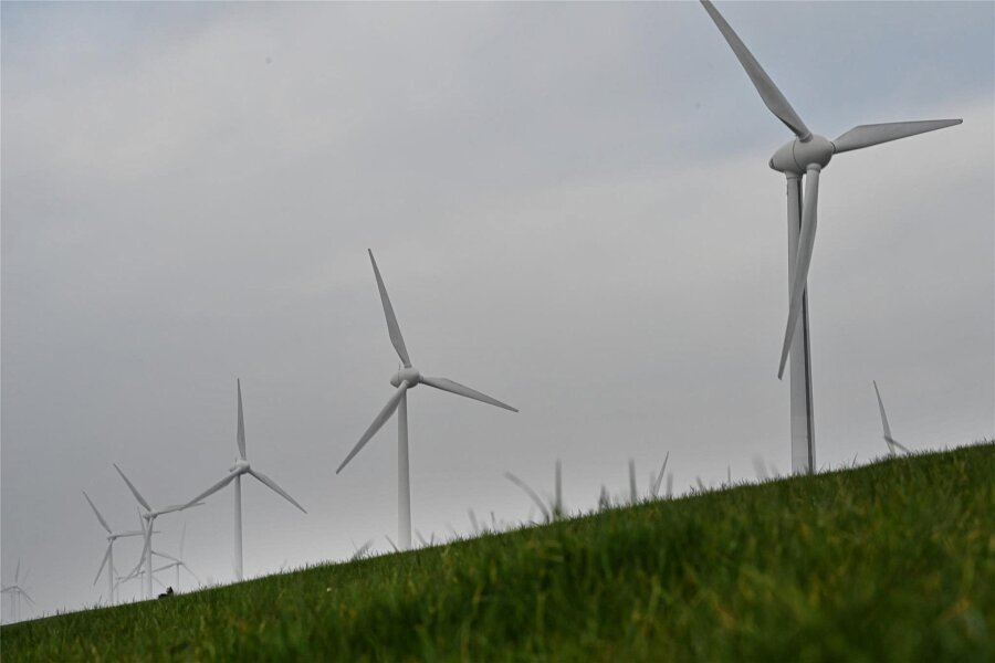 Oederan: Stadtrat äußert sich zu Windkraftplänen - Wie hier in Niedersachsen könnten bald auch in Oederan Windräder auf den Feldern stehen.