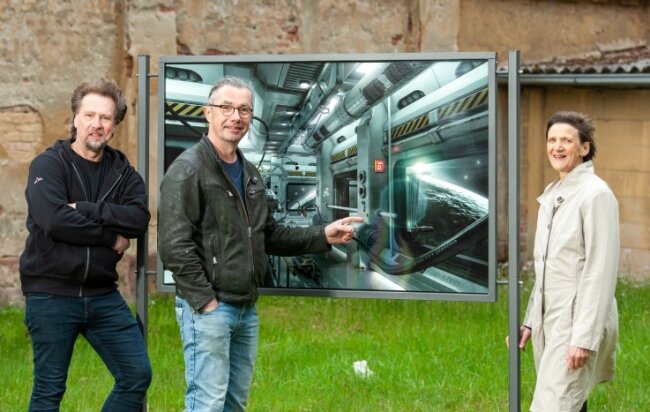 Erika Wünsch, Rolf Büttner und Thomas Kruse (v. r.) vor einem der stählernen Rahmen der neuen Oederaner Freiluft-Fotoschau. 