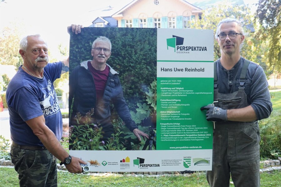 Oederan wird am Wochenende zur Partymeile und Fotoausstellung - Rolf Büttner (r.) und Hans-Peter Braun von der Volkskunstschule Oederan haben die neue Perspektiva-Schau aufgebaut.