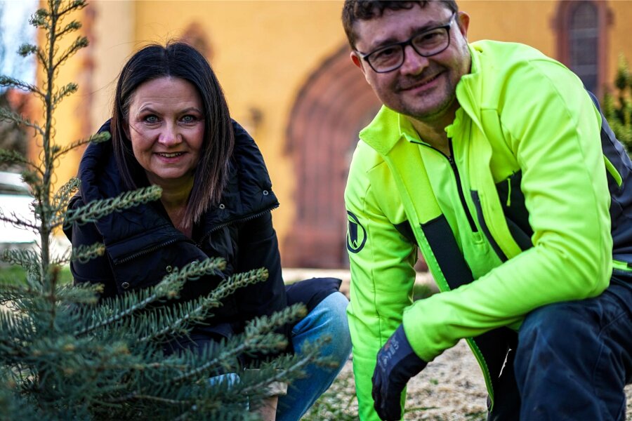 Oederaner denken zu Ostern schon an Weihnachten - Susan Leithoff (l.) und Marco Metzler vom CDU-Stadtverband Oederan pflanzten vor der Kirche einen Baum.