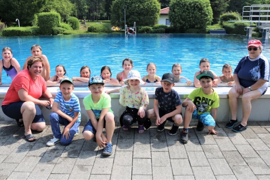 Oederaner Erlebnisbad wird zur Schwimmschule - Die Grundschüler haben bei den Schwimmkursen unter Leitung von Regina Eckardt (rechts) im Erlebnisbad Oederan viel Spaß. Hier kann der ausgefallene Schwimmunterricht nachgeholt werden. 