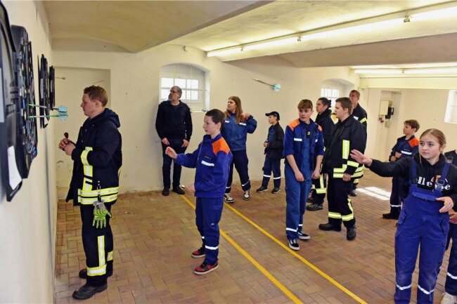 Oederaner Feuerwehrnachwuchs zeigt sich treffsicher - Die Jugendfeuerwehren der Stadt Oederan kämpften im Dorfmuseum Gahlenz um den Pokal des Bürgermeisters im Dart. 