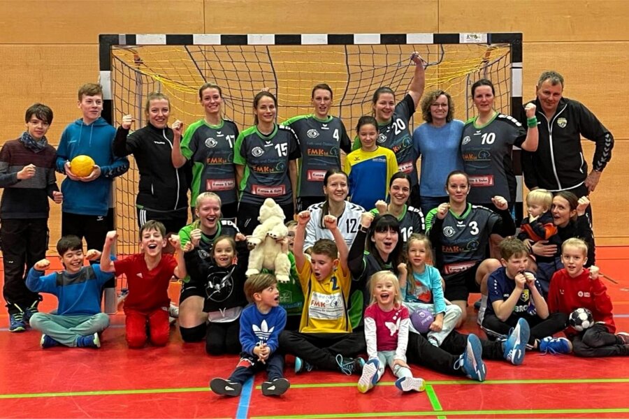 Oederaner Handballerinnen melden sich auf dem Parkett zurück - Familientreff in der Freizeitliga: Die Handballerinnen des HV Oederan sind mit viel Spaß bei der Sache.