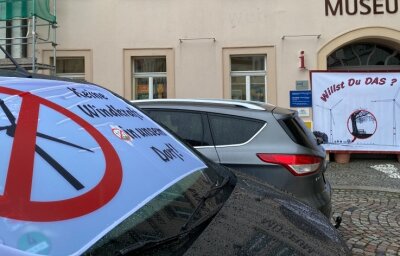 Oederaner lehnen Windkraft ab - Schon vor Wochen protestierten Windkraftgegner vor einer Stadtratssitzung auf dem Markt in Oederan. 