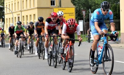 Oederaner Team fährt vornweg - Durchgesetzt: Dominik Röber (r.) vom Team P&S Metalltechnik hat am Sonntag das Radrennen "Rund um Großwaltersdorf" gewonnen. 