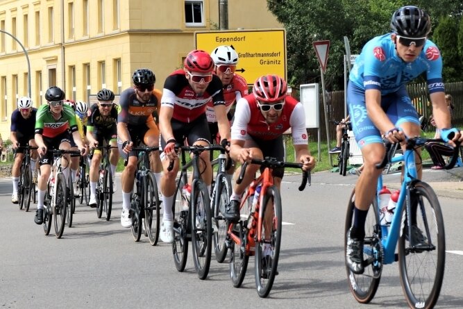 Oederaner Team fährt vornweg - Durchgesetzt: Dominik Röber (r.) vom Team P&S Metalltechnik hat am Sonntag das Radrennen "Rund um Großwaltersdorf" gewonnen. 