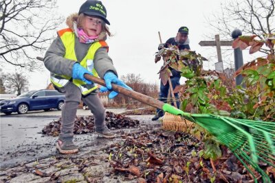 Oederaner vollziehen Auftakt des diesjährigen Frühjahrsputzens - In Oederan griff auch die sechsjährige Fabienne Frenzel zu den Gartenwerkzeugen. Foto: Christof Heyden