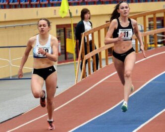 Oederanerin sprintet allen davon - Starker Auftritt: Anna Weichelt (l.) von der TSG Oederan lief bei den Mitteldeutschen Meisterschaften in Chemnitz über 400 m zu Gold. Zudem gab es Silber über 200 m sowie mit der Staffel für die 17-Jährige. 