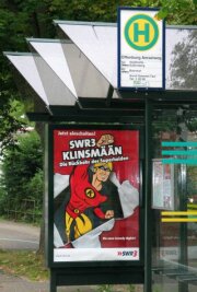 Superhelden gesucht? Ein Werbeplakat für eine Radio-Comedyreihe "Klinsmään - Die Rückkehr des Superhelden" an einer Bushaltestelle. Für eine Reform des Öffentlich-rechtlichen Rundfunks wäre ein Supermann oder eine Superfrau gerade jetzt hilfreich. 