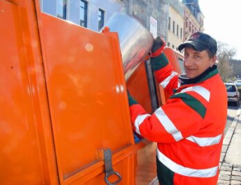Öffentliche Mülleimer trotz Ausgangsbeschränkungen voll - Thomas Meyer vom Städtischen Bauhof in Werdau rechnet in den kommenden Wochen mit einem Anstieg des Müllaufkommens in den öffentlichen Papierkörben.