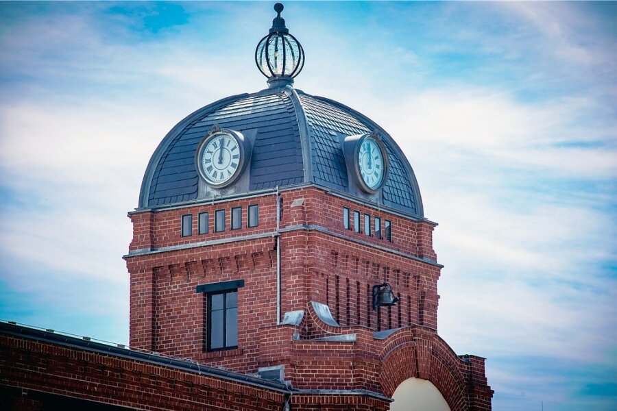 Punkt Zwölf: Die restaurierte Uhr im Turm des künftigen Flöhaer Rathauses wird mit dem Umzug der Verwaltung in Betrieb genommen.