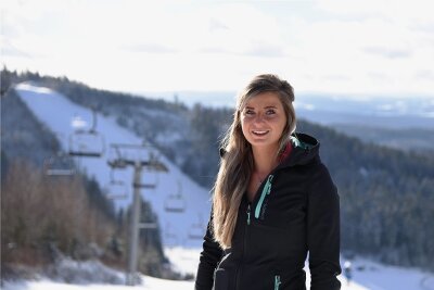 Öffnung unter 2G: So wollen Vogtlands Skigebiete starten - Skiwelt-Chefin Jennifer Braun und ihr Team wollen bis zum nächsten Freitag das Schönecker Skigebiet flott machen.
