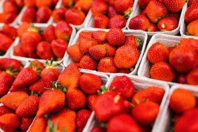 Öko-Test findet Pestizide in Erdbeeren - Symbolbild: Schalen mit frischen Erdbeeren stehen in einer Kiste.