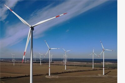 Ökostrom-Ausbau in Sachsen zu langsam: Firmen drohen mit Abwanderung - Windräder in einem Windpark. Bei der Windenergie fällt Sachsen im Vergleich zu anderen Bundesländern zurück. 