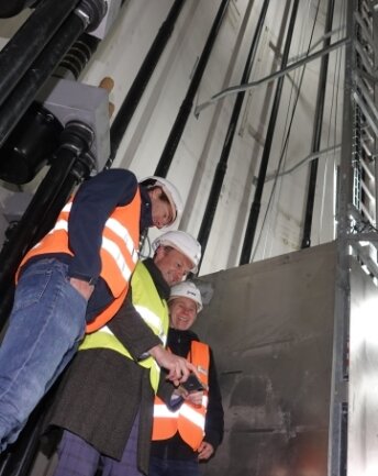 Ökostrom: Mosel wird Vorzeigestandort - Selfie mit Umweltminister: Wolfram Günther (Mitte) fotografiert sich im I Turm einer der neuen Windräder in Mosel. In die Handykamera schauen auch Elisabeth Jüschke und Jörg Heilmann vom Projektentwickler Juwi.