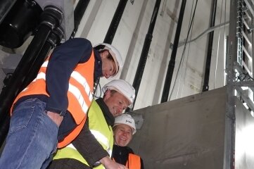 Selfie mit Umweltminister: Wolfram Günther (Mitte) fotografiert sich im I Turm einer der neuen Windräder in Mosel. In die Handykamera schauen auch Elisabeth Jüschke und Jörg Heilmann vom Projektentwickler Juwi.