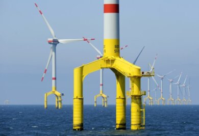 Ökostrom-Plan stößt auf Kritik von allen Seiten - Vor allem Offshore-Windparks (im Foto Anlagen vor Helgoland) verteuern die Ökostrombilanz.