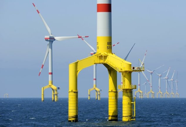 Ökostrom-Plan stößt auf Kritik von allen Seiten - Vor allem Offshore-Windparks (im Foto Anlagen vor Helgoland) verteuern die Ökostrombilanz.