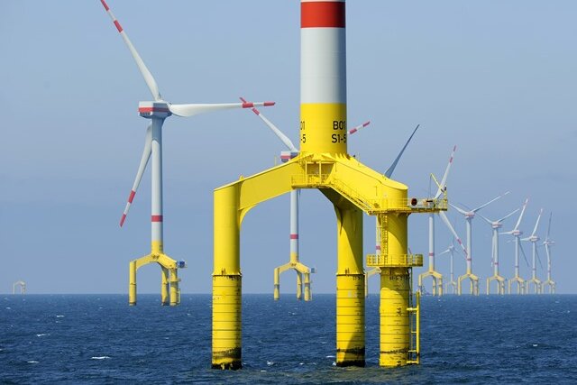 Ökostrom-Plan stößt auf Kritik von allen Seiten - Vor allem Offshore-Windparks (im Foto Anlagen vor Helgoland) verteuern die Ökostrombilanz.