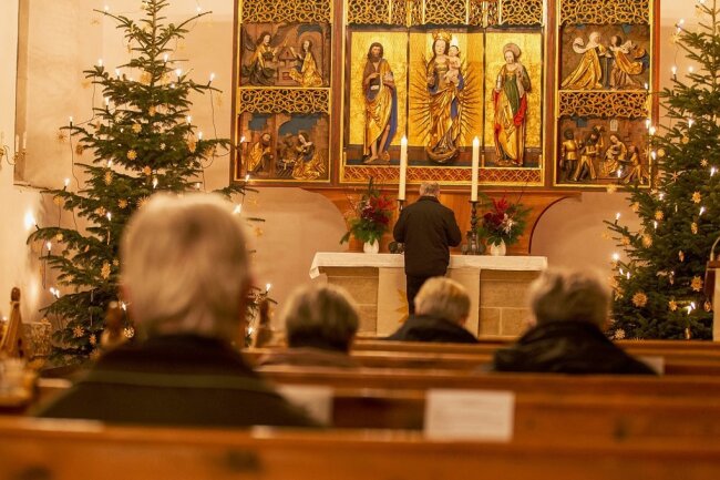 Ökumenische Nagelkreuzgemeinschaft Plauen erinnert an Holocaust-Opfer - Mit einem Friedensgebet ist am Mittwochabend in der Plauener Johanniskirche der Opfer des Holocaust und des Nationalsozialismus gedacht worden.