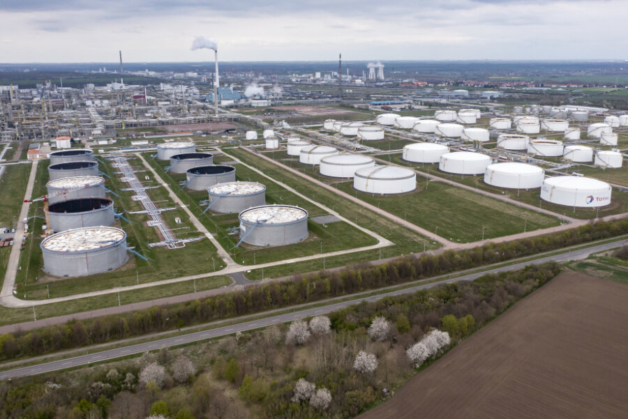 Hinter einem Tanklager ragen die Anlagen der Total-Raffinerie in Leuna und des Chemieparks in die Höhe.