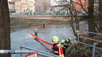 Öl-Substanz fließt durch die Chemnitz: Feuerwehreinsatz an der Reichsstraße - 