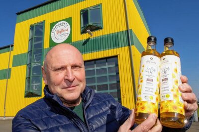 Ölmühle Vogtland bringt erstes eigenes Bio-Öl in die Läden - Hartmut Schleicher führt die Geschäfte der Firma Bioprodukte Vogtland in Großfriesen. Unter dem Label "Ölmühle Vogtland" kommt jetzt erstmals ein Salat-Öl in "Denn's"-Bioläden in der Region.