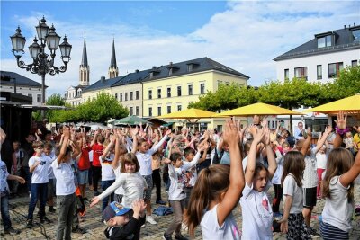 Oelsnitz 2.0: Die "Schlafstadt" zeigt sich quicklebendig - Zum Start der Aktionstage "Oelsnitz 2.0 - Sperken können mehr" stellten sich die Kinder der Oelsnitzer Grundschulen und der Kindertagesstätten vor. Unter anderem präsentierten sie verschiedene Tanzeinlagen.