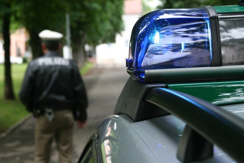 Oelsnitz: Auto prallt gegen Baum - 30.000 Euro Schaden - 
